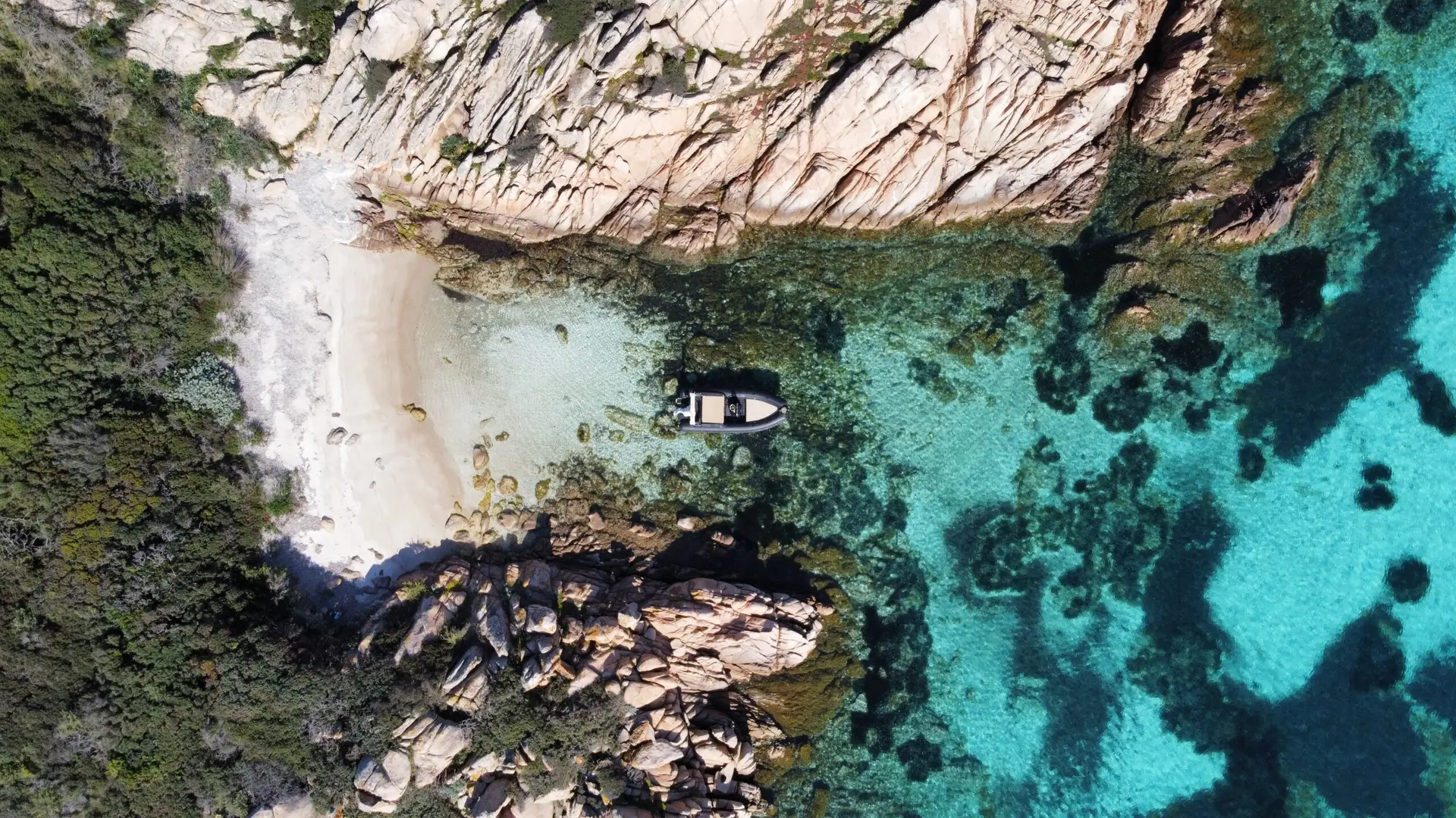 Noleggio gommoni Porto Rotondo mare cristallino con barca ormeggiata